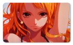Tapete de Nami de One Piece con primer plano de su rostro y tonos anaranjados cálidos impreso por QuintaProjects.