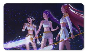 Tapete HUNTR/X de KPop Demon Hunters con las armas de Rumi, Mira y Zoey